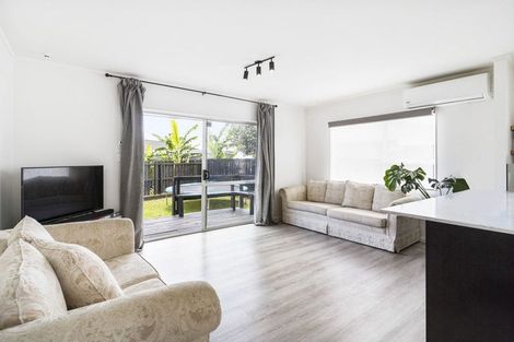 Photo of property in 2/2 Hatherley Place, Clendon Park, Auckland, 2103