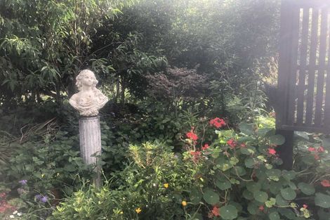 Photo of property in 2 Te Ara Karoiroa Road, Hurford, New Plymouth, 4374