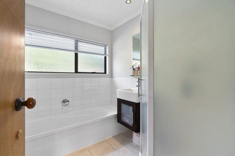 Photo of property in 6 Winstone Place, Highlands Park, New Plymouth, 4312