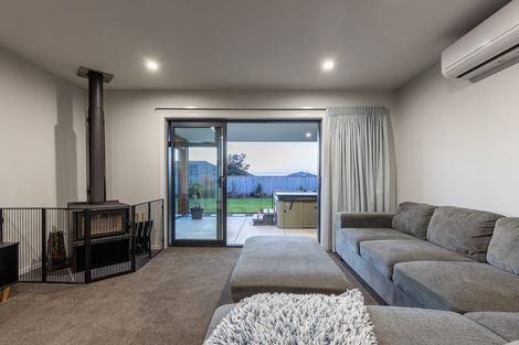 Photo of property in 10 Cyprus Place, Fitzherbert, Palmerston North, 4410