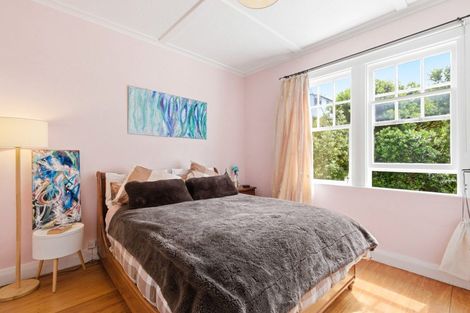 Photo of property in 13 Hungerford Road, Lyall Bay, Wellington, 6022