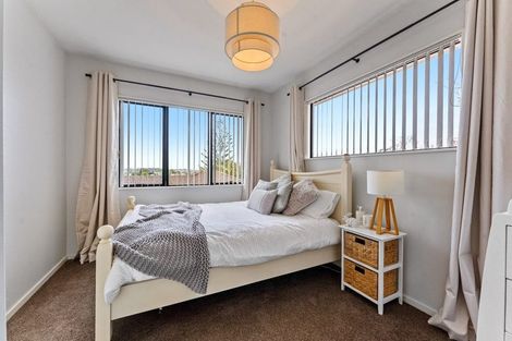 Photo of property in 2/9 Hogans Road, Glenfield, Auckland, 0629