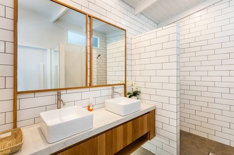 Photo of property in 224 Lake Terrace, Waipahihi, Taupo, 3330