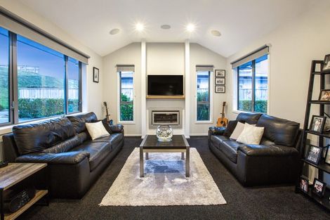 Photo of property in 7 Manapouri Lane, Aotea, Porirua, 5024