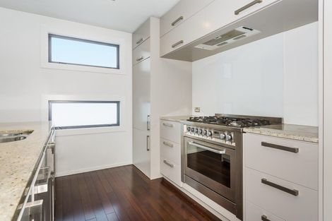 Photo of property in 100 Lake Road, Northcote, Auckland, 0627