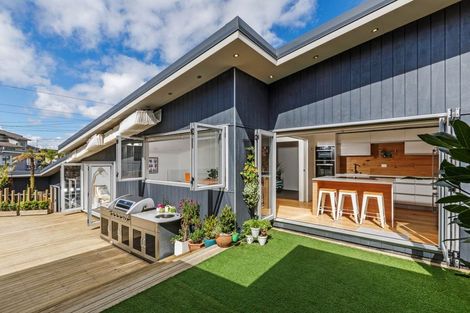 Photo of property in 70 Rising Parade, Fairview Heights, Auckland, 0632