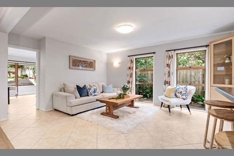 Photo of property in 16 Cobblestone Lane, Hillcrest, Auckland, 0627