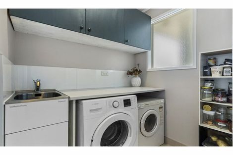 Photo of property in 43 Archmillen Avenue, Pakuranga Heights, Auckland, 2010