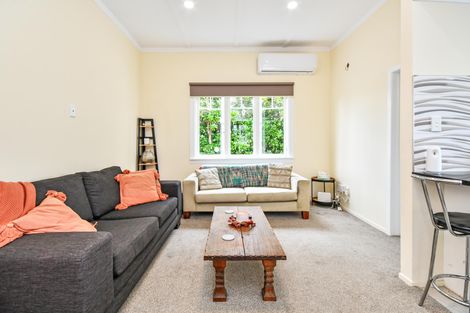 Photo of property in 2c Waiari Road, Conifer Grove, Takanini, 2112