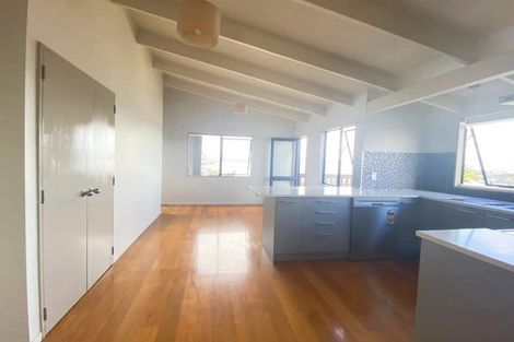 Photo of property in 97 Totaravale Drive, Totara Vale, Auckland, 0629