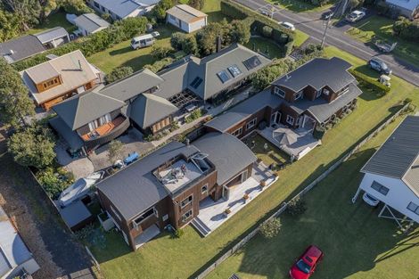 Photo of property in 17 Hahei Beach Road, Hahei, Whitianga, 3591