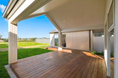 Photo of property in 37 Tabraham Crescent, Pyes Pa, 3112