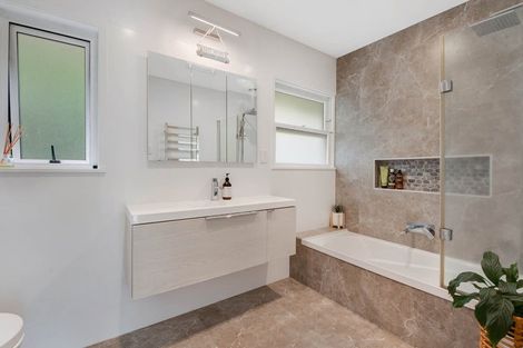 Photo of property in 6 Lancelot Road, Orewa, 0931