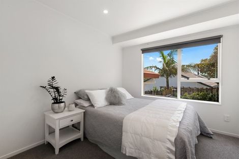 Photo of property in 2/11 Mercury Lane, Windsor Park, Auckland, 0632