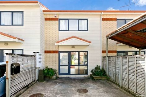 Photo of property in Tuscany Way, 17/3 Ambrico Place, New Lynn, Auckland, 0600