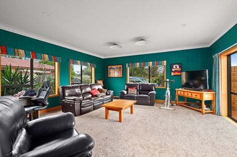 Photo of property in 27 Motu Road, Kumeu, 0891