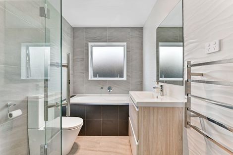 Photo of property in 17 Resolution Drive, Gulf Harbour, Whangaparaoa, 0930