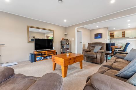 Photo of property in 2/41 Highland Drive, Highland Park, Auckland, 2010