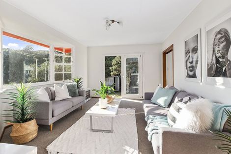 Photo of property in 17 Cardiff Crescent, Cannons Creek, Porirua, 5024