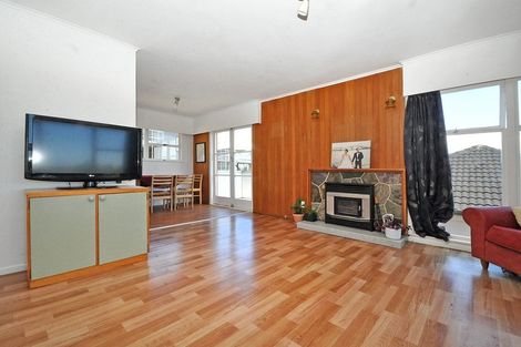 Photo of property in 2/390 Glenfield Road, Glenfield, Auckland, 0629