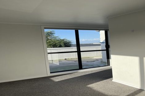 Photo of property in 2/523 Glenfield Road, Glenfield, Auckland, 0629