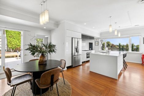 Photo of property in 43 Paynters Avenue, Strandon, New Plymouth, 4312