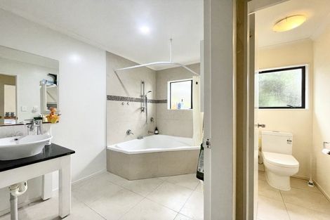 Photo of property in 17 Blethyn Place, Te Atatu South, Auckland, 0610