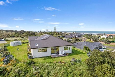 Photo of property in 12 Longbeach Drive, Castlecliff, Whanganui, 4501