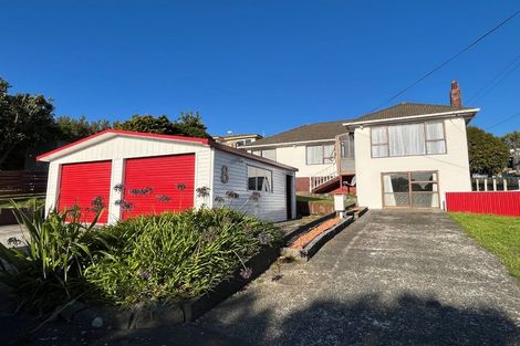 Photo of property in 8 Warrington Grove, Newlands, Wellington, 6037