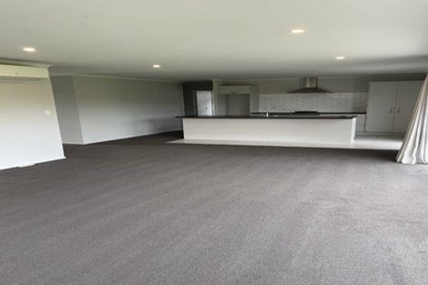 Photo of property in 5 Larmer Drive, Kumeu, 0810