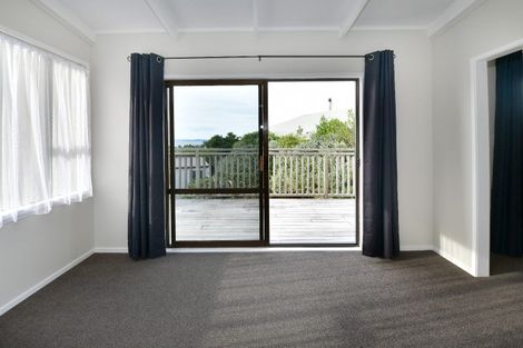 Photo of property in 1 Surf Road, Stanmore Bay, Whangaparaoa, 0932