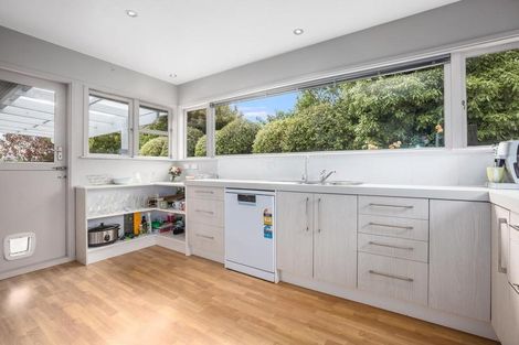 Photo of property in 15 Tawa Street, Waikanae, 5036