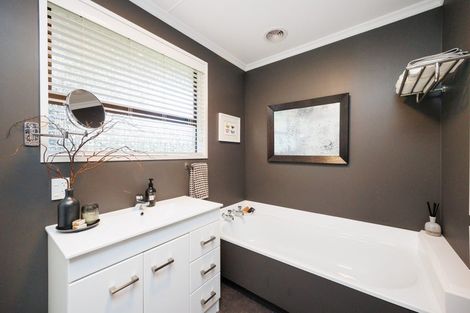 Photo of property in 8 Earl Place, Hokowhitu, Palmerston North, 4410