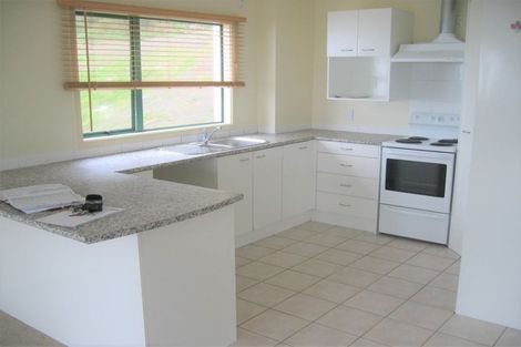 Photo of property in 9d Edgecombe Street, Newlands, Wellington, 6037