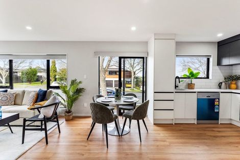 Photo of property in 43b Mirrabooka Avenue, Botany Downs, Auckland, 2010