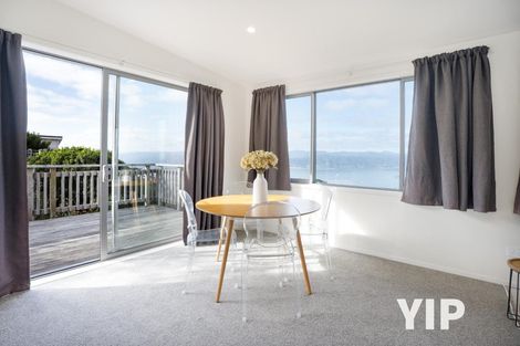 Photo of property in 4b Sunhaven Drive, Newlands, Wellington, 6037