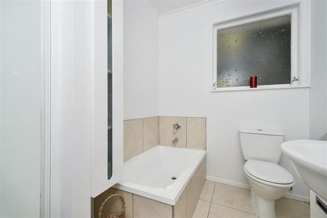 Photo of property in 70 Chilcott Road, Henderson, Auckland, 0612