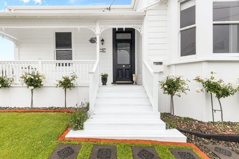 Photo of property in 32 Belt Road, Moturoa, New Plymouth, 4310