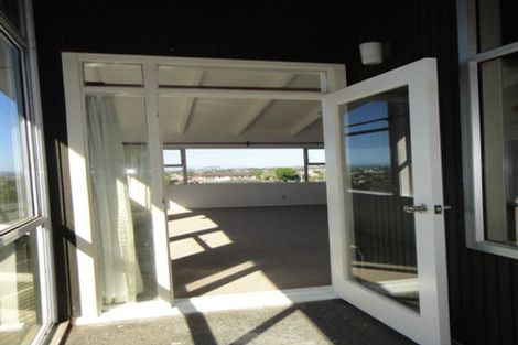 Photo of property in 639a Glenfield Road, Totara Vale, Auckland, 0629