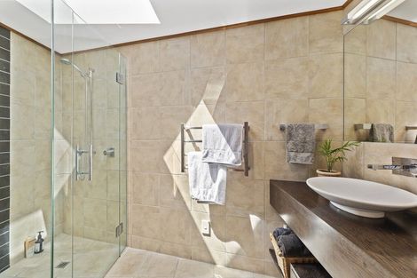 Photo of property in 2 Robieson Lane, Roseneath, Wellington, 6011