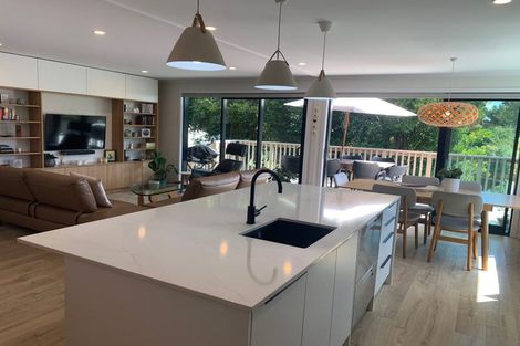 Photo of property in 1 Woodfern Crescent, Titirangi, Auckland, 0604