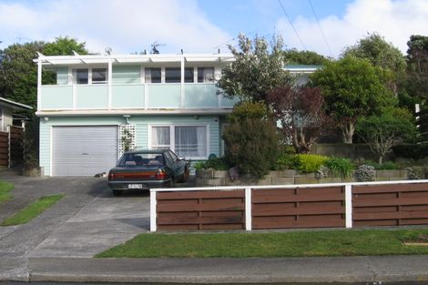 Photo of property in 2 Terrance Grove, Paparangi, Wellington, 6037