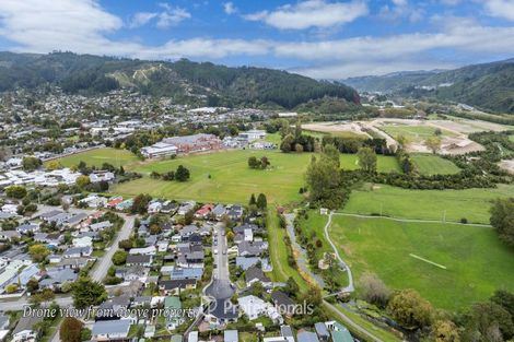Photo of property in 35 Whirinaki Crescent, Heretaunga, Upper Hutt, 5018