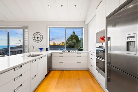 Photo of property in 8 Garadice Road, Rothesay Bay, Auckland, 0630