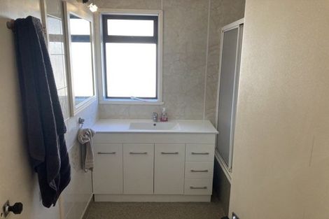 Photo of property in 11 Aplin Place, Birkdale, Auckland, 0626