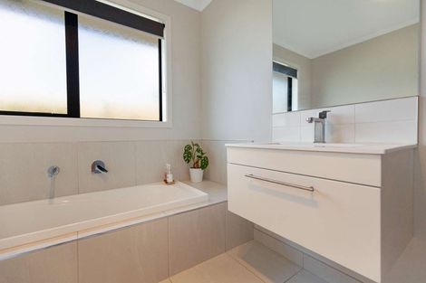 Photo of property in 5 Faber Place, Rototuna North, Hamilton, 3210