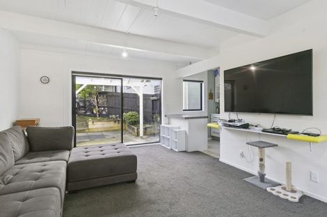 Photo of property in 118 Akaroa Drive, Maupuia, Wellington, 6022