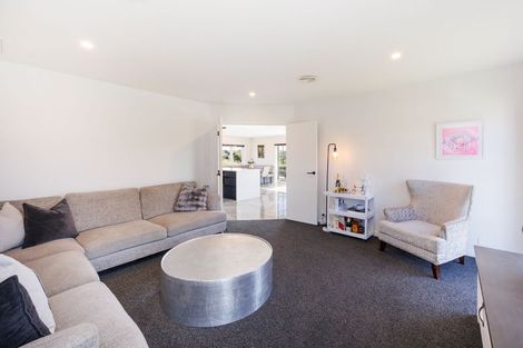 Photo of property in 37 Vaucluse Heights, Fitzherbert, Palmerston North, 4410