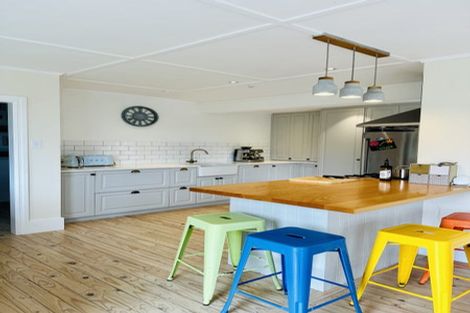 Photo of property in 8 Pendrell Road, Piha, New Lynn, 0772