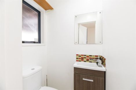 Photo of property in 6 Exmouth Road, Northcote, Auckland, 0627